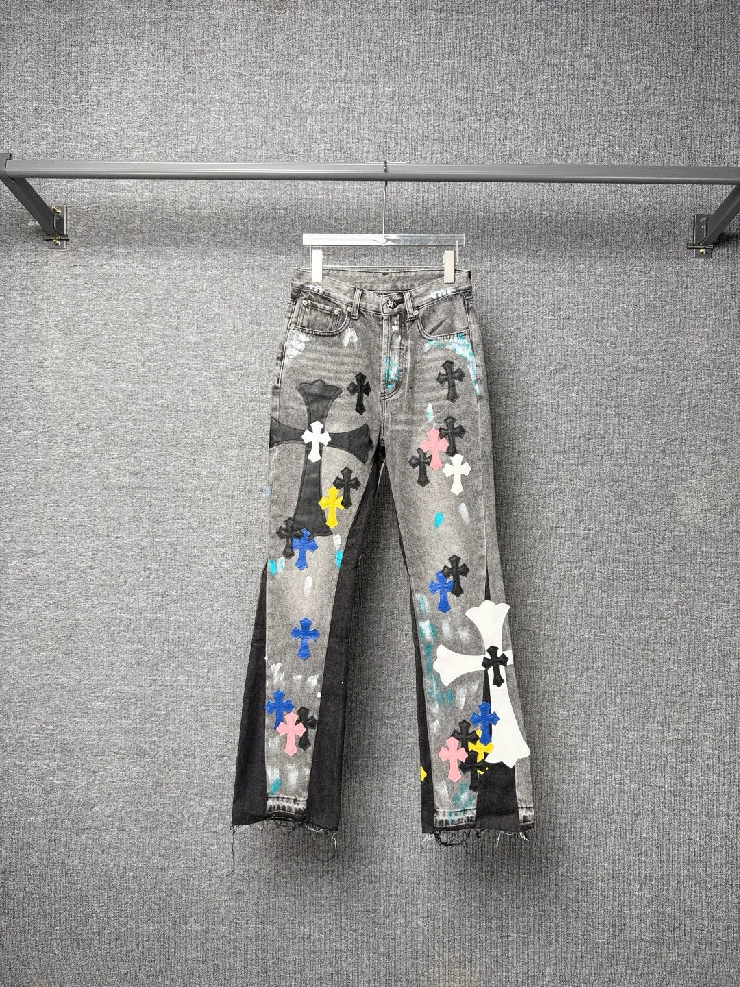 P340 💰 (Top version) Chrome hearts co-branded washed jeans with blue, yellow, black, white and multi-color stitching. Really restores the ultimate vintage texture. Three-dimensional version. Loose and comfortable, not picky about the figure. Makes you look taller and slimmer. Factory-made. Original quality control. Same style for men and women. Can be matched with couples. Versatile recommendation. Must-have jeans for all seasons. Fashionistas have been disappointed. From the quality selection of fabrics, the tailoring of details, and the matching of patterns, they are all impeccable! The upper body is so handsome when worn...it can be easily worn by men, women and children! The craftsmanship is made of heavy-duty washed pure cotton denim fabric. After washing, it is soft and thick. It is very stylish when worn on the body. Color: black Size: 28-30-32-34-36 (corresponding to S-M-L-XL-XXL)